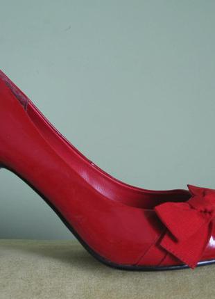 Красные лаковые туфли 38 размера