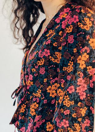 Блуза свободного кроя с ярким цветочным принтом topshop блузка на запах с запахом