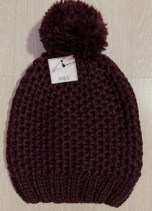 Очень красивая и стильная брендовая вязаная шапка.