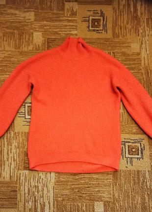 Яркий оранжевый теплый свитер гольф под горло1 фото