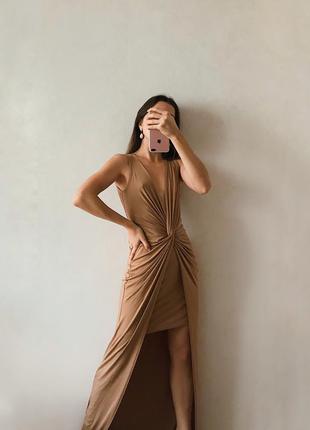 Довга сукня з переплетенням look of the day максі бежева нюдова коричнева по фігурі із розрізом на ніжці жіноча святкова вечірня
