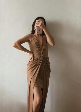 Довга сукня з переплетенням look of the day максі бежева нюдова коричнева по фігурі із розрізом на ніжці жіноча святкова вечірня7 фото