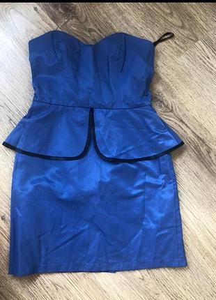 Синее короткое платье с голыми плечами