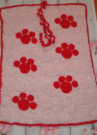 В'язана підстилка-килимок для тварин червоні лапки 50х70 см ручна робота4 фото