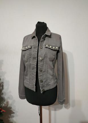 Серая джинсовая куртка пиджак с жемчугом сталь only1 фото