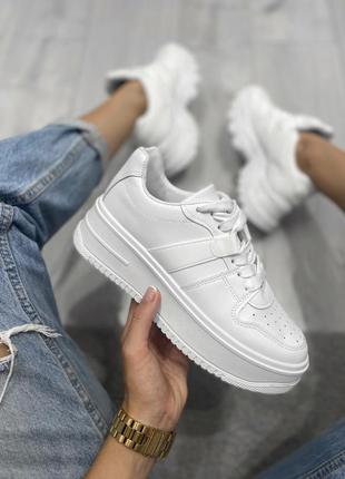 Женские белые крутые кроссовки на высокой подошве под бренд жіночі стильні білі кросівки