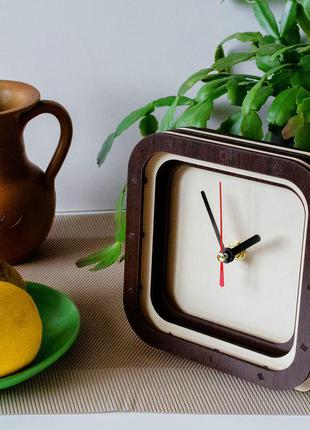 Часы квадратные часы бежево коричневые еко часы черные стрелки часов часы на ножках размер часов 15 см