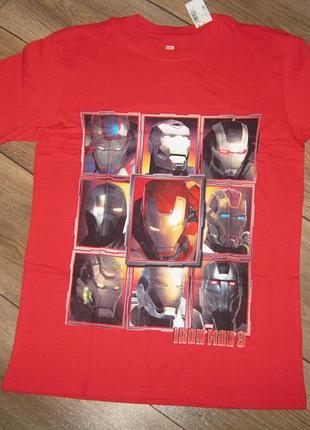 Красная футболка с принтом