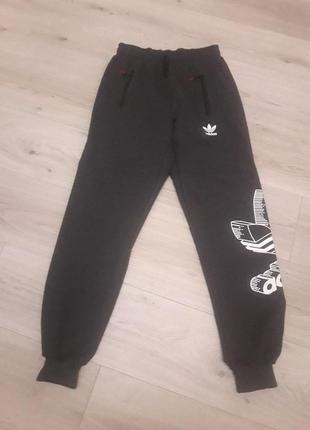 Стильнные спортивные штаны очень хорошего качества.