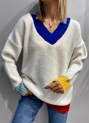 Женский белый свитер с разноцветными манжетами