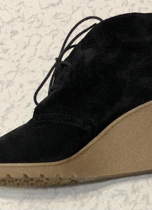 Замшевые ботинки на танкетке esprit