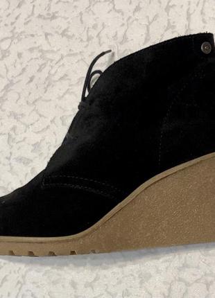 Замшевые ботинки на танкетке esprit
