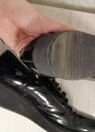 Чёрные лаковые туфли на небольшой платформе6 фото