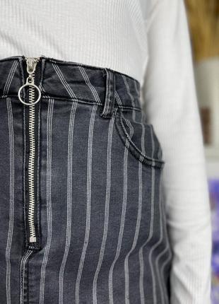 Серая джинсовая юбка мини в полоску 1+1=33 фото