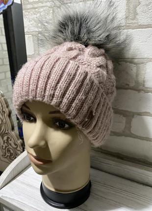 Женская тёплая вязаная шапка на флисе с мехом нежно розовая пудра3 фото