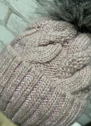 Женская тёплая вязаная шапка на флисе с мехом нежно розовая пудра7 фото