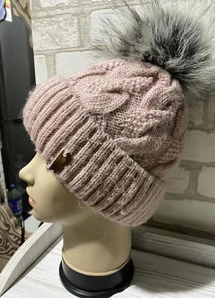 Женская тёплая вязаная шапка на флисе с мехом нежно розовая пудра6 фото