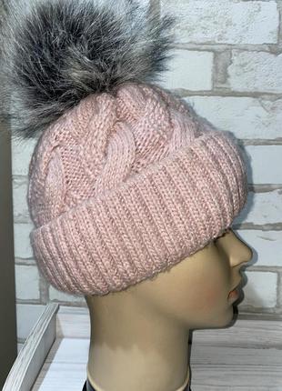 Женская тёплая вязаная шапка на флисе с мехом нежно розовая пудра8 фото