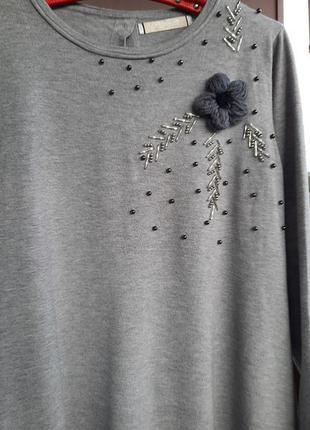 Шикарный свитер с цветком и бусинками5 фото