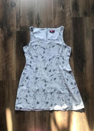 Красивое шелковое платье в нежных тонах