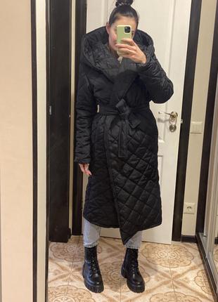 Пальто стьобана чорне з капюшоном поясом зимовий тепле курточка на запах5 фото
