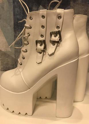Женские ботинки белые на высоком каблуке 16 см на маленькую ножку7 фото