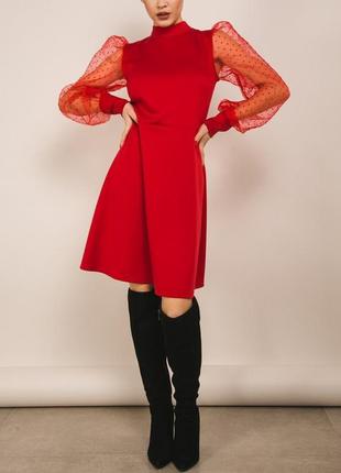 Червоне трикотажне плаття