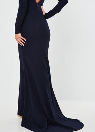 Стильное, элегантное платье со шлейфом и вырезом на спине2 фото