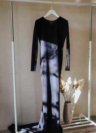Стильне, елегантне плаття зі шлейфом і вирізом на спині10 фото