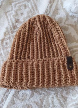 Вязаная шапка ручной работы