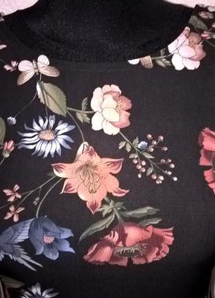 Чорне плаття stradivarius з квітковим принтом4 фото