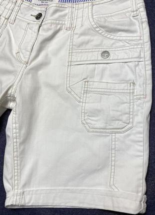 Белые шорты с контрастной строчкой.2 фото