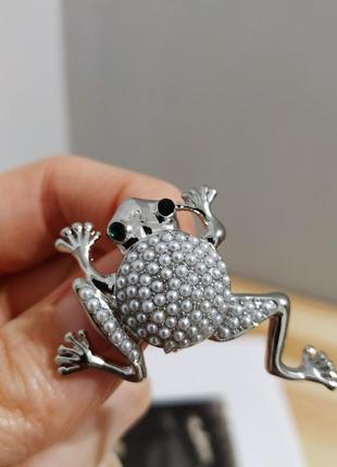 Брошь лягушка с бусинами под серебро брошка серебристая жаба пин значек
