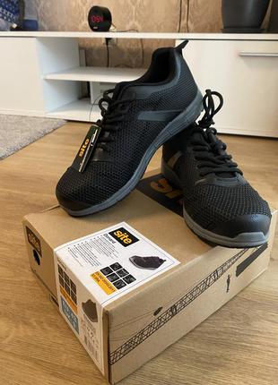 Кроссовки с железным носком