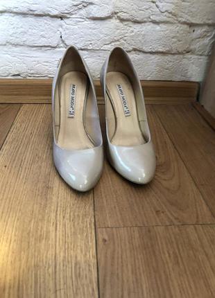 Чудові лакові туфлі в колір шкіри