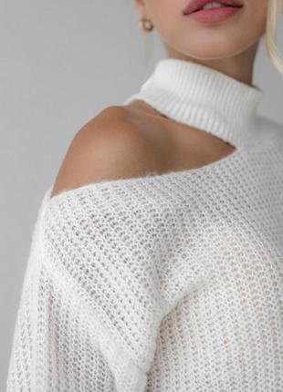 Шерстяной теплый легкий свитер с ассиметричным дизайном на одно плечо5 фото