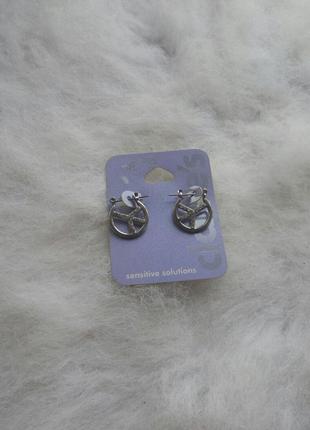 Сріблясті круглі маленькі середні сережки з каменями, стразами для чутливої