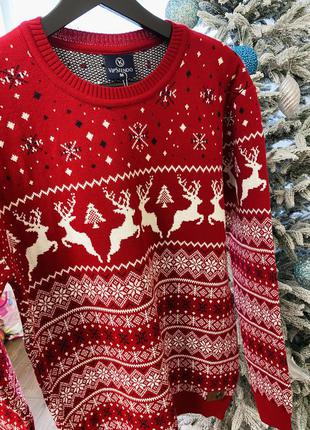 Червоний светр з оленями новорічний