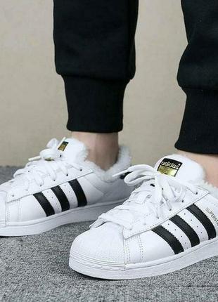 Теплі зимові жіночі кросівки на хутрі adidas superstar w4 фото