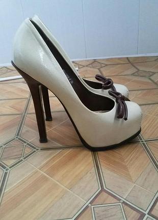 Відмінні стильні лаковані туфлі