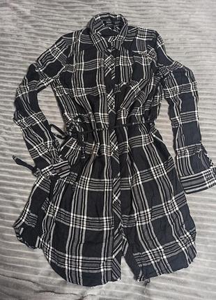 Плаття-сорочка в клітинку з довгим рукавом, з поясом.
