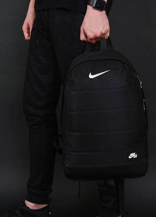 Чорний, стильний рюкзак найк