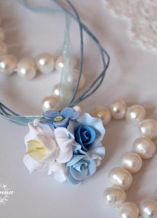 Блакитний кулон з квітами з полімерної глини "ніжний бриз"7 фото