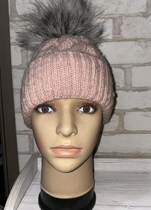 Жіноча тепла в'язана шапка на флісі з хутром колір ніжно рожева пудра нюд6 фото