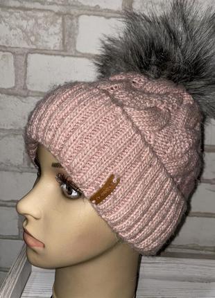 Жіноча тепла в'язана шапка на флісі з хутром колір ніжно рожева пудра нюд7 фото