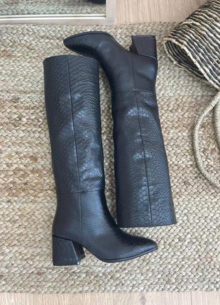 Женские сапоги на каблуке из натуральной кожи чёрный питон2 фото