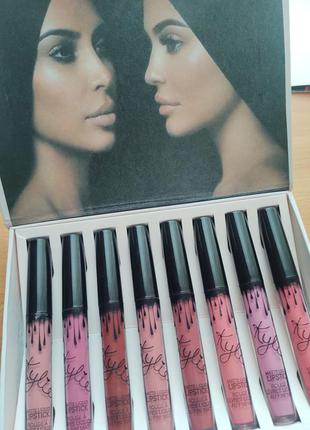 Набор губных помад.