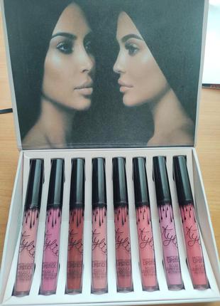 Набор губных помад.