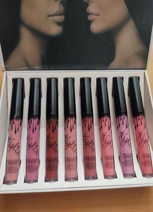 Набор губных помад.