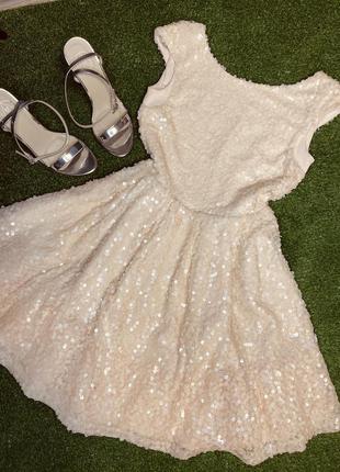 Красивое нежно персиковое платье плотностью в паетку от topshop